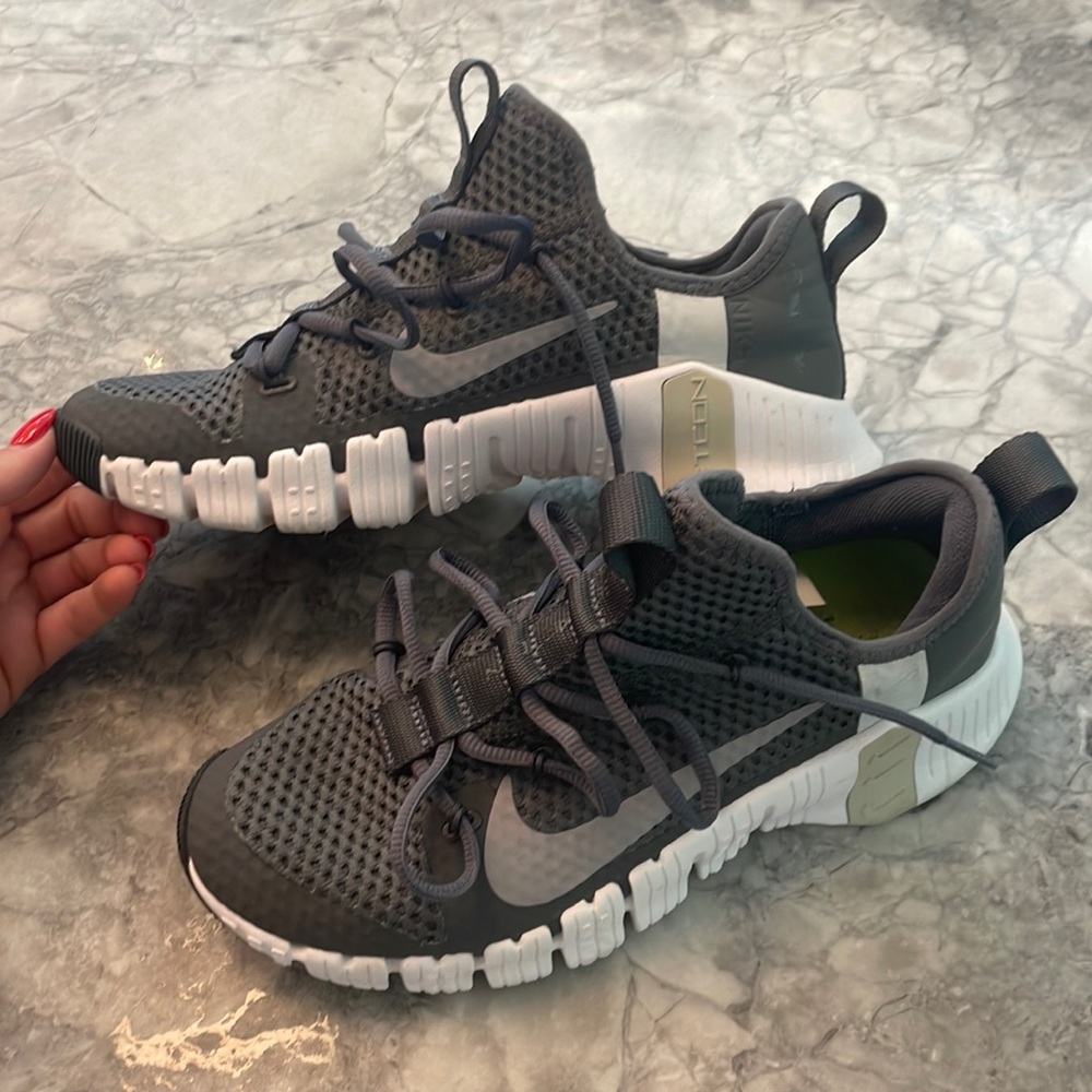 Nike Metcon mens training shoe. Gray